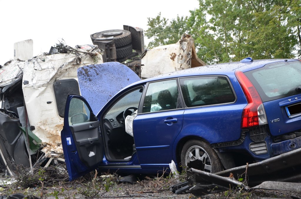 LKW umgestuerzt A 1 Rich Saarbruecken P071.JPG